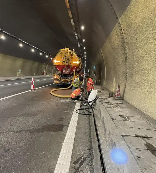 察哈尔右翼前隧道排水渠清淤